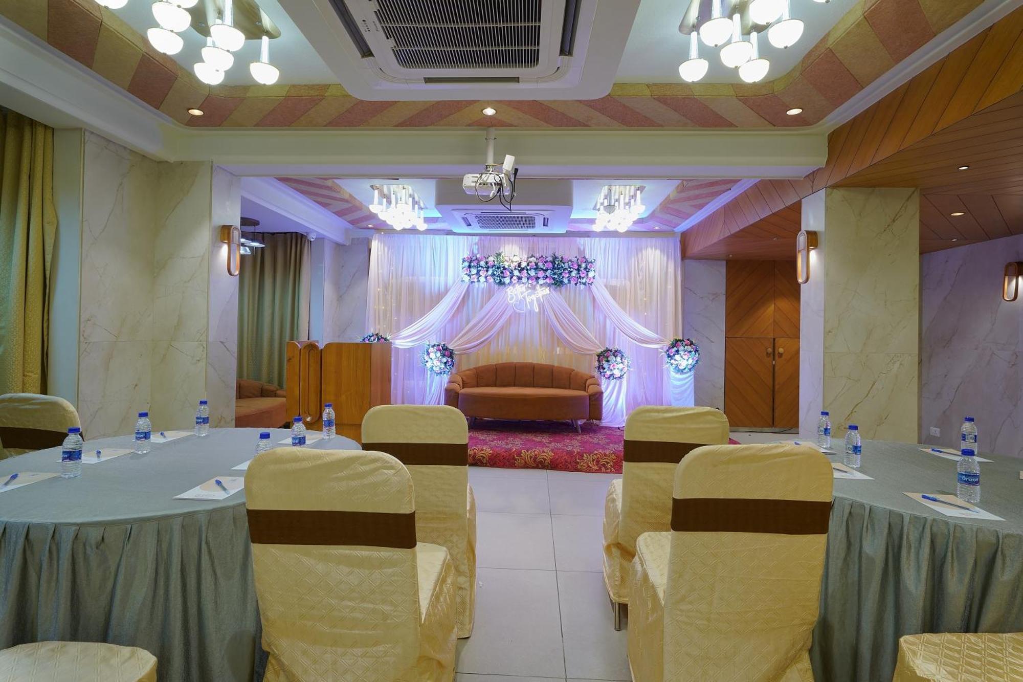 Artilla Inn Ahmedabad Exterior foto