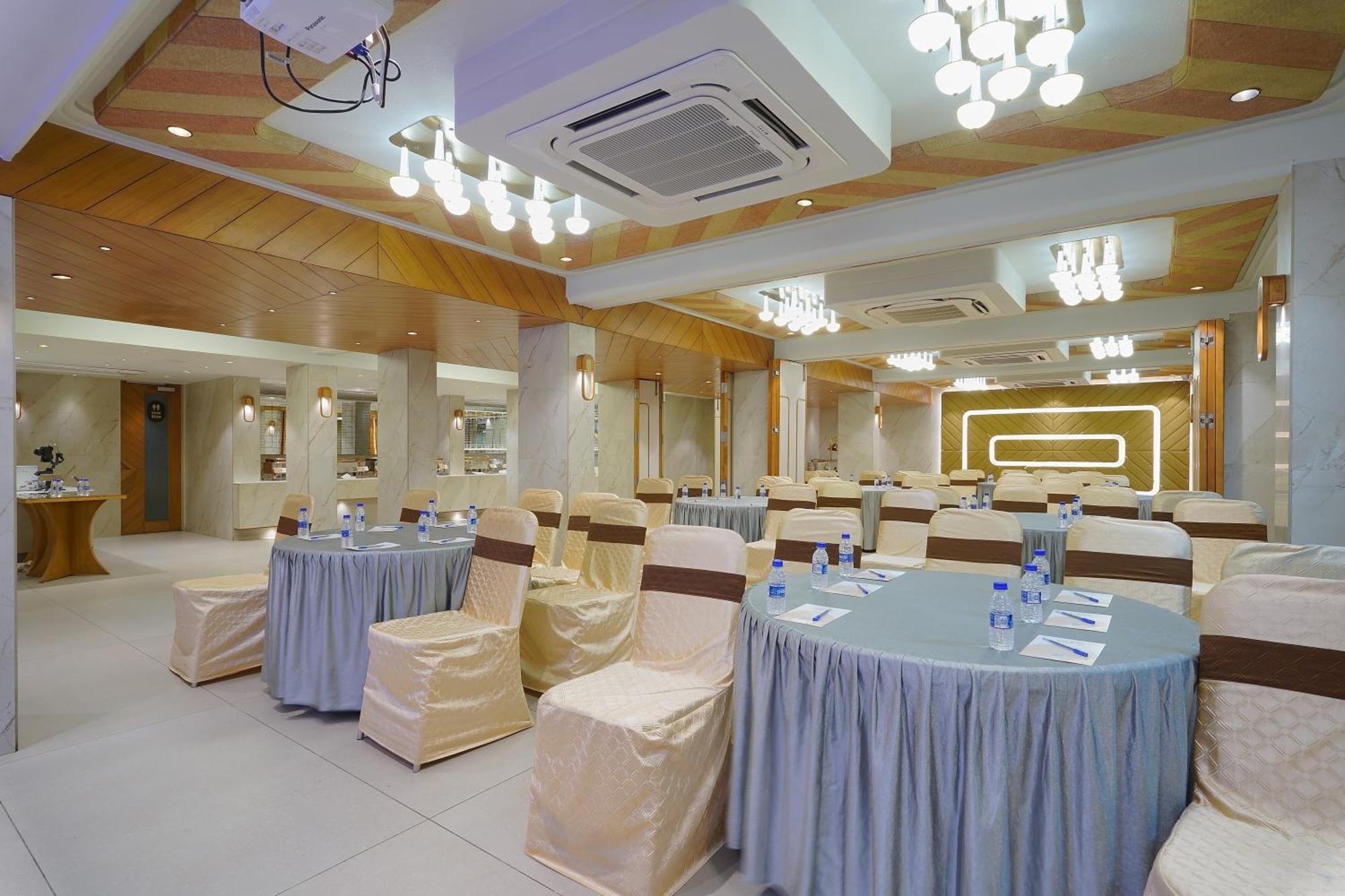 Artilla Inn Ahmedabad Exterior foto