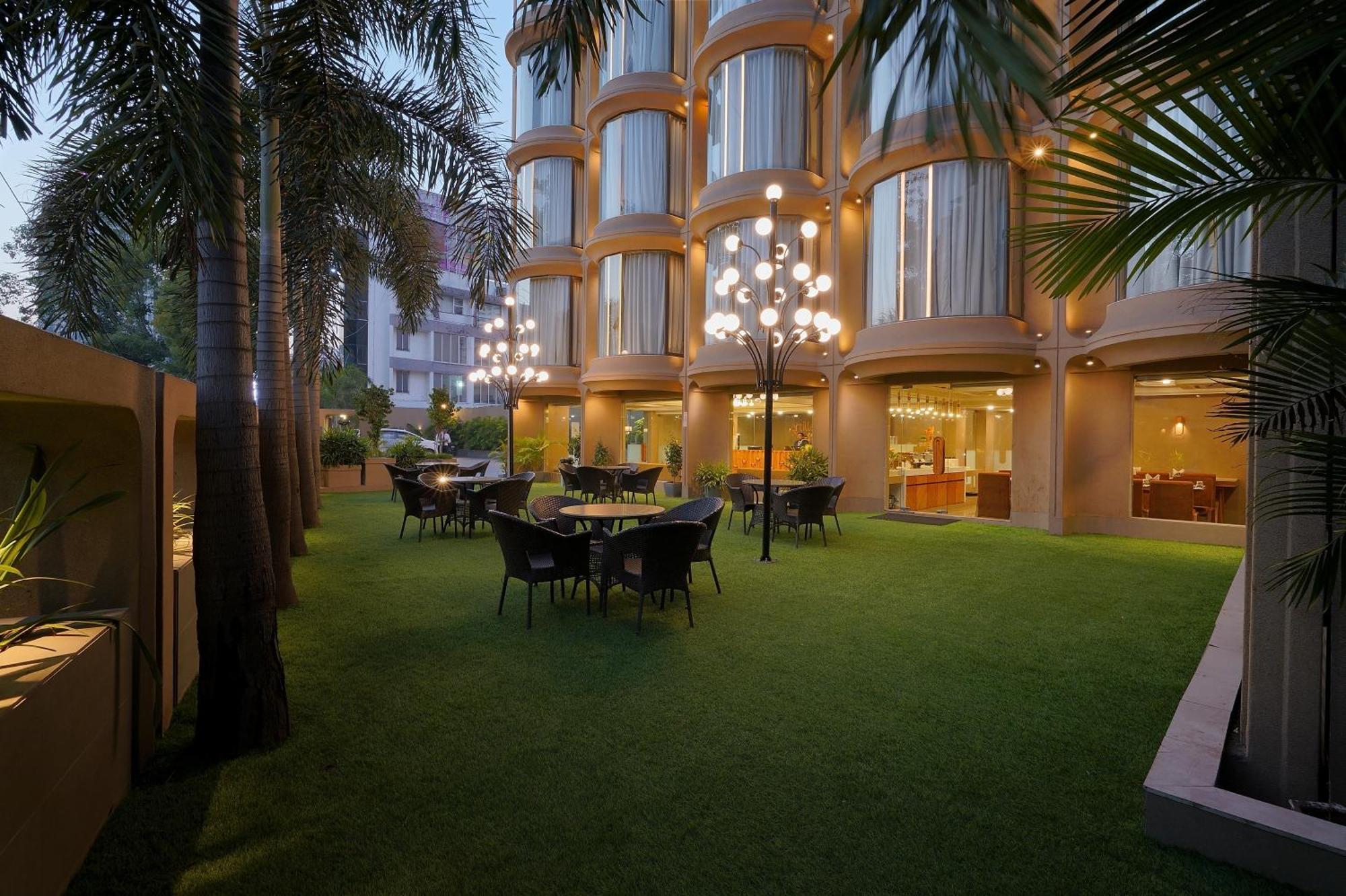Artilla Inn Ahmedabad Exterior foto