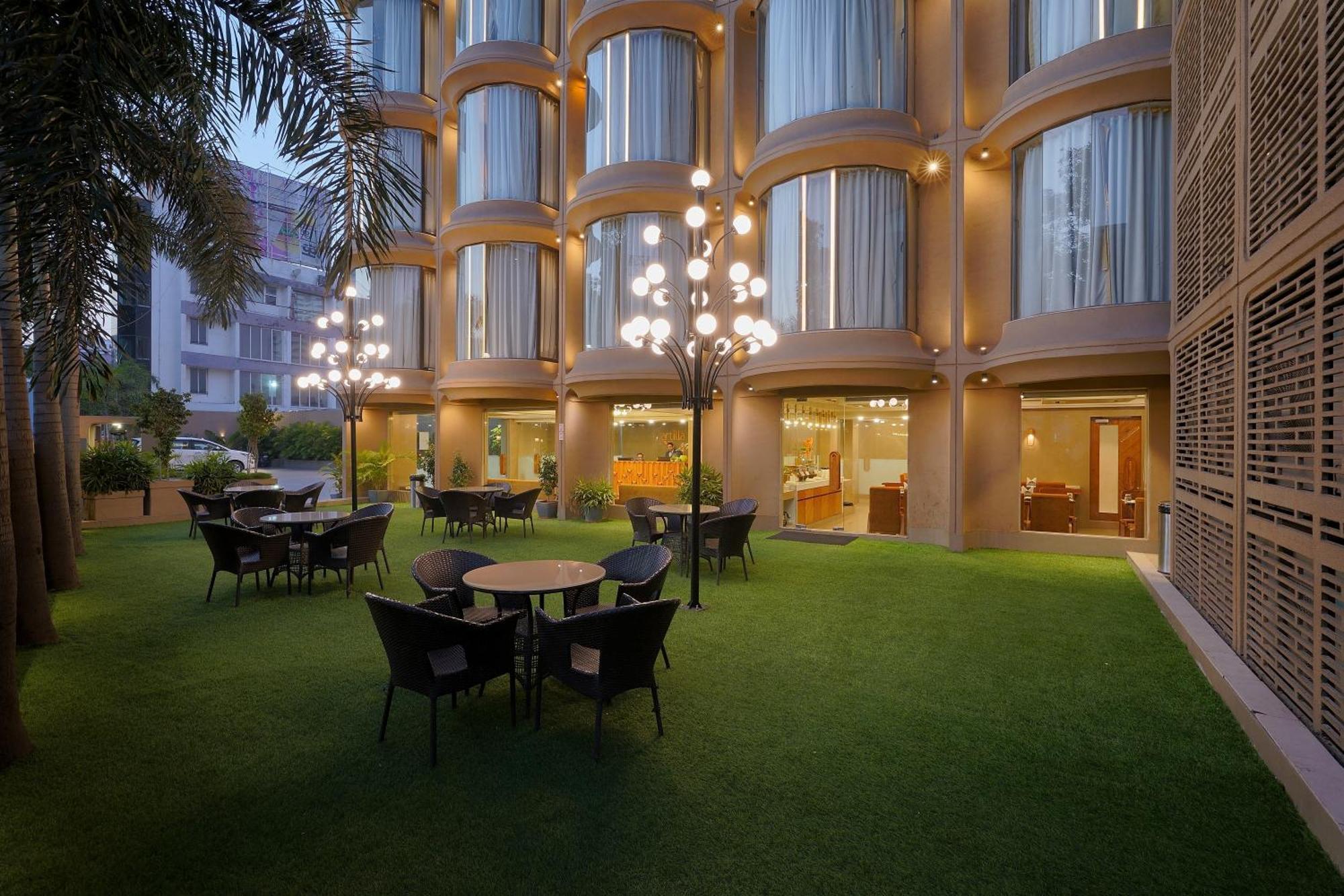 Artilla Inn Ahmedabad Exterior foto