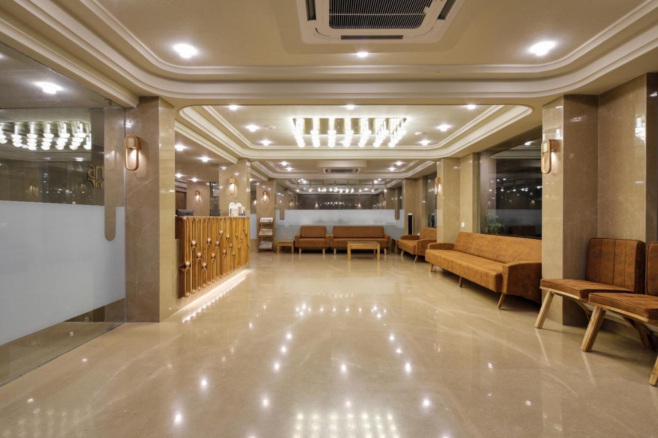 Artilla Inn Ahmedabad Exterior foto