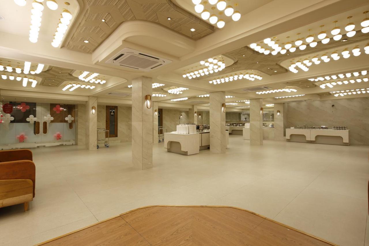 Artilla Inn Ahmedabad Exterior foto